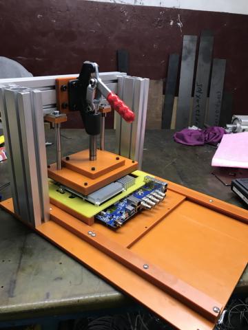 星辰工作室 - 散熱片壓合治具
