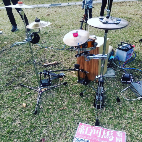 何強 - [演出、教學服務]
並不是只有侷限爵士鼓、打擊樂器(Cajon木箱鼓)等各式演出邀約，可以隨各種演出調整演出的裝備，同時教學也是一樣的。
教學方式多元，跨足地點上的問題。