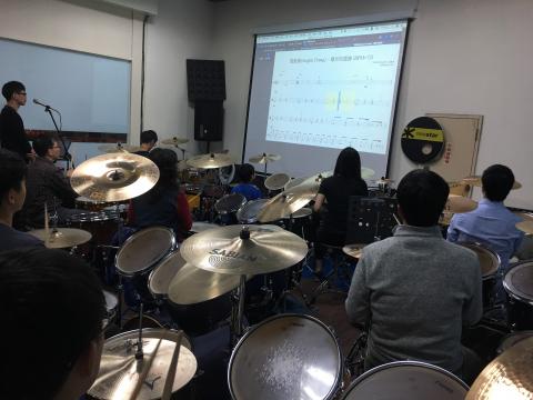 艾聲文創有限公司 - 爵士鼓 - 樂器健身房
* 數位化課程導入 ,專業親切 ,讓您的學習更有效率
* 導入結構式教學 with 40 Rudiments (美式打擊技巧)
* 教學軟體Guitar Pro 7支援PC/Mac 與 iOS / Andriod系統，讓你練習更方便有趣