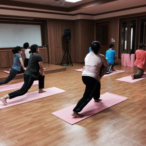 照見瑜伽 - 身、心、靈平衡，隨時隨地陪伴著我們每一天的健康 - 拜日式的前弓後箭，社團瑜伽體驗課程。