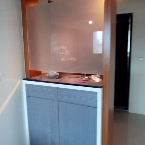 吳師傅工作室 - 我是木工師傅 已經做了25年以上歡迎業主或設計師一起合作.我大概工作換圍大台北市.施作內容: 天花板>地板>隔間>衣櫃>酒櫃>電視櫃>玄關>造型牆>組合櫃>廚櫃......等> 