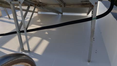 浩新油漆工程行 - 屋頂防水（完工圖），太陽能板底下也是輕鬆刷厚度