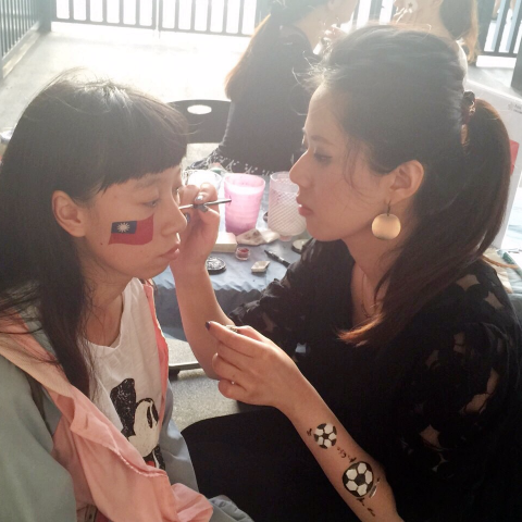 Mitopia彩繪活動承辦與教學 - 『公司尾牙, 私人派對, 精品vip活動』人體彩繪活動承辦
＊客製化獨家設計彩繪圖案
＊彩繪迅速, 一個圖案平均五分鐘內完成
＊使用色料皆通過皮膚檢測安全！孕婦與小孩皆可使用
