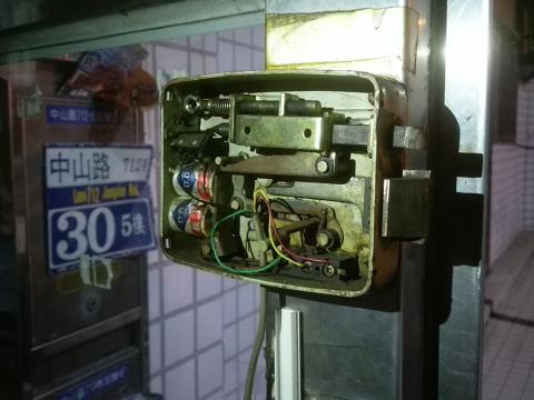 吳光第 - 公寓大門電所更換之一

