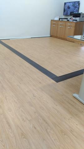 嶺頭裝潢（張家睿） - 長條仿木塑膠地磚