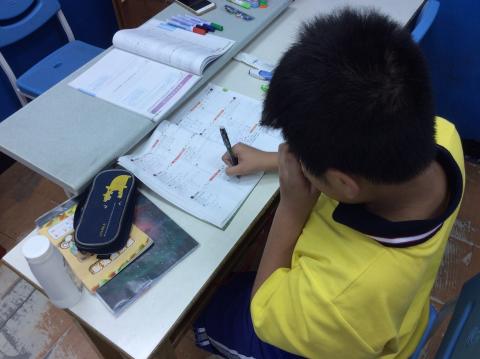 陳英磊 - 一對一課程，七年級。家長做生意較晚回家，指定在他小學時的安親班上課。放學後安親班會安排他晚餐並輔導學校作業，我再一週二堂課替他加強數學。

孩子不想在補習班上全科，媽媽也擔心他大班教學容易發呆分心，於是尋求家教模式。