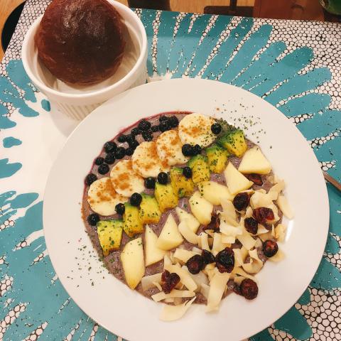 您的小幫手久安娜 - 清爽優格水果碗~
旁邊的DIY爆漿巧克力麵包~