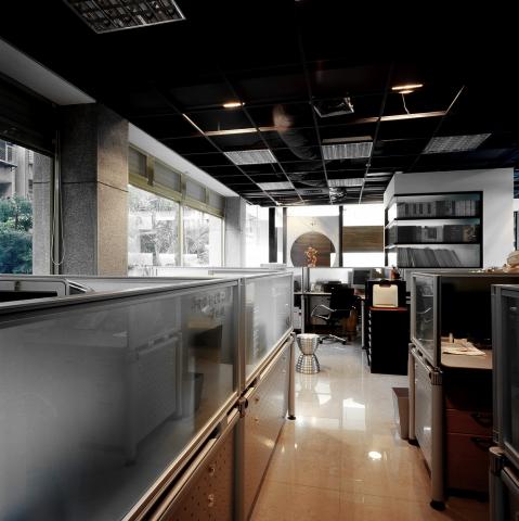 京采空間設計 - 北市信義區 傑亨國際有限公司
面積:35坪 (有效使用)  
人數:15人
風格:精緻Loft工業風
取材運用上有許多呈現是刻意營造純粹建物本質與精緻工藝的對比效果:
■ 型鋼架構起隔間的粗獷、玻璃光牆的純淨,
■ 水泥斬石鋪面傳承的質樸、天然石材紋理的貴氣,
■ 鋼材加工的砂面與鏡面所呈現的手工品味與細膩等。 京采空間設計 - 北市信義區 傑亨國際有限公司
面積:35坪 (有效使用)  
人數:15人
風格:精緻Loft工業風
取材運用上有許多呈現是刻意營造純粹建物本質與精緻工藝的對比效果:
■ 型鋼架構起隔間的粗獷、玻璃光牆的純淨,
■ 水泥斬石鋪面傳承的質樸、天然石材紋理的貴氣,
■ 鋼材加工的砂面與鏡面所呈現的手工品味與細膩等。