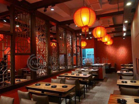 新傑創室內設計裝修有限公司 - 運用古窗花造型作為隔屏，靈活規劃空間，大膽選用紅咚咚的壁紙及中國風味濃厚的大紅燈籠，傳遞東方精神象徵，設計師巧思的加入中國傳統戲劇臉譜，為此空間美感大大加分，就連櫃檯也是濃濃的中國風~ #新傑創室內設計 #商空設計 咕咕火鍋位於位於車水馬龍的淡水中山北路與新市一路交叉口 。 