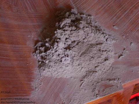 清塵除螨專家 - 科學家近日警告,家中空氣污染已經嚴重到足以讓人罹患心臟病、癌症、呼吸系統疾病的危險。這種被稱之為「家庭毒害綜合徵」的症狀,指的是一個人因家中空氣較差而出現的健康損害,大約有1530萬英國家庭深受其害。研究發現,家中流通的空氣里含有900多種「有害物」,如化合物、小顆粒、生物物質等,對人體健康構成了潛在威脅。而黴菌孢子、花粉、氡、一氧化碳、皮屑等有害物通過牆縫、地板縫隙鑽進來,或者附著在衣服上。 清塵除螨專家 - 科學家近日警告,家中空氣污染已經嚴重到足以讓人罹患心臟病、癌症、呼吸系統疾病的危險。這種被稱之為「家庭毒害綜合徵」的症狀,指的是一個人因家中空氣較差而出現的健康損害,大約有1530萬英國家庭深受其害。研究發現,家中流通的空氣里含有900多種「有害物」,如化合物、小顆粒、生物物質等,對人體健康構成了潛在威脅。而黴菌孢子、花粉、氡、一氧化碳、皮屑等有害物通過牆縫、地板縫隙鑽進來,或者附著在衣服上。