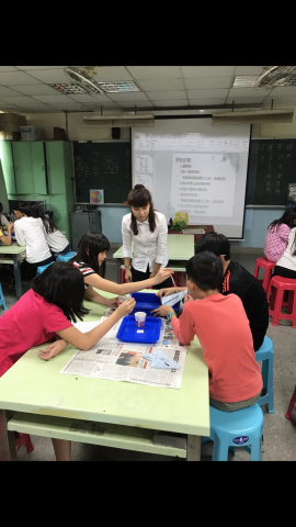 劉亭君 - 國小教課的情形(自然科實驗課)