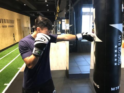 飛躍健身俱樂部 - 學生上課圖片
【還我漂漂拳】
＊訓練沒有捷徑
＊練就對了
＊誰都可能欺騙你，肌肉不會欺騙你
＠適合男女老少
＠更推薦女性學來防身
＠拳擊是全身性運動
＠高熱量消耗
拳擊屬於中高強度無氧&有氧運動的運動，鍛鍊到爆發力、心肺
＃兼具健身瘦身塑身提升心肺功能並大量燃燒卡路里
＃提高反應力與專注力
＃提高協調能力
＃釋放壓力
＃雕塑體態