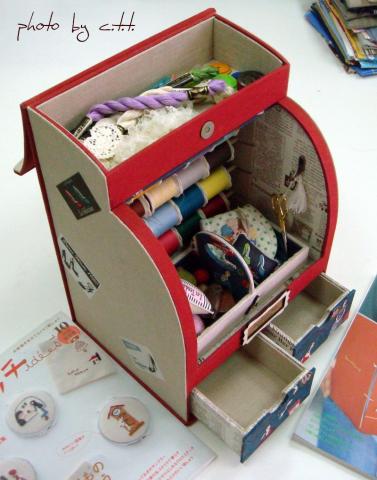 金昌廷 - 布盒-縫紉工具盒
材質:松木密集板(厚3mm).硬紙板.棉布.