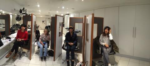 丁丁工作室 - 位在英國沙宣學院替課程同步口譯 (*我是穿紅衣服那位)