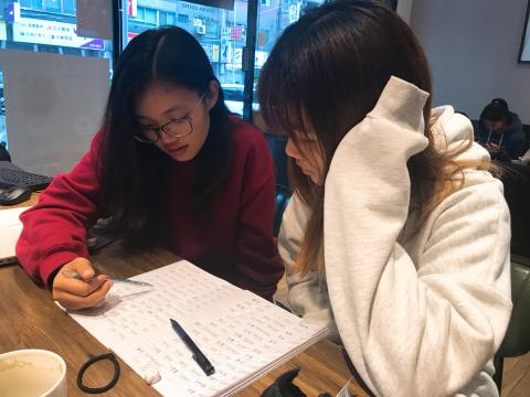 游宜瑄 - 老師為圖片左方
學生為高三，課程為學測英文