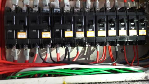 品興工程行 - 開關盤更新