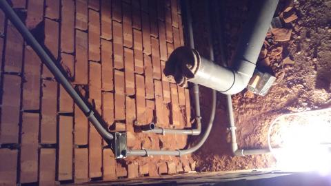 统理水电 - 廁所马桶汚水配管及免治马桶坐电源配管。