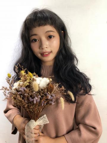 Mika - ?洋娃娃般的甜美笑容   搭上披著神秘面紗的髮色
   /在室內會是呈現神秘的藍灰色 ，當室外透光時 又帶點粉粉的藍紫色 ，夢幻的像從童話世界裡般，走出來的公主似的，美的吸引住身邊每一個人的目光⋯

記得，魔鬼藏在細節裡?

☘另外提醒 頭髮是女人的第二張臉   時刻都需要細心的呵護   找到適合妳的保養產品   才能更加襯托妳的髮型喔~    

有任何頭髮上的問題  歡迎詢問我喔！?