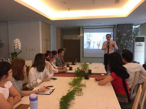 旅美英文 - 朵薩身心美學旗艦館邀請外賓討論合作方案 負責外賓隨行翻譯