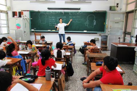 沈小喬 - 在南投縣德興國小教英文