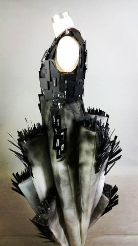 ida.huang - Design theme：建．漸
Design concept：林立的建築，科技的興起，
　　　　　　　 人們帶著遠離的心．穿梭．尋找．彼此