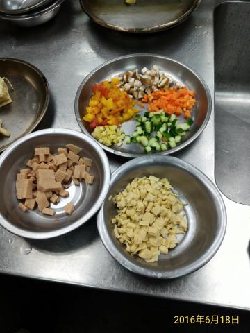 美好的居家清潔服務店(鍾小姐Reena) - 可以如中央廚房的烹煮，美味可口的料理，凡可以買到的食材，可依您的需求烹煮新鮮的餐或甜點