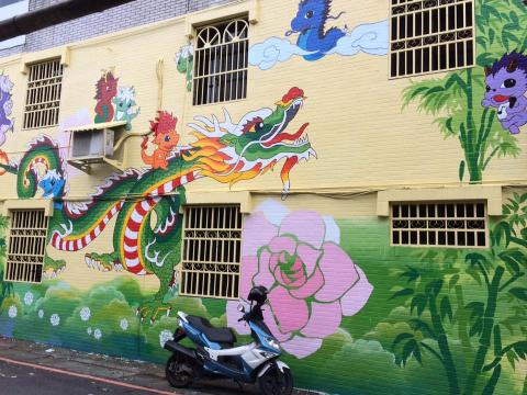 徐巽珩 - 《板橋區龍興社區室外牆面彩繪》
有使用投影技術，多人繪製，我主要負責調整投影且繪製草圖、大龍小龍的繪製，以及調色監督。