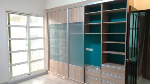 花木室內裝修坊 - 書房櫃體跳色底板
增添風格