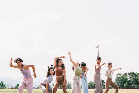 Fly - Evian x Antiquee Summer video girls 側拍