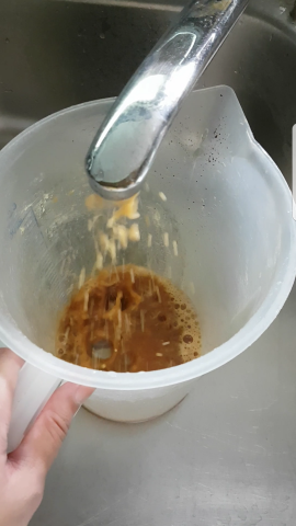 翊潔專業室內水管清洗 - 此為公寓老房，熱水因生鏽卡水垢堵塞嚴重導致水流量變小。
此圖為本公司清洗圖