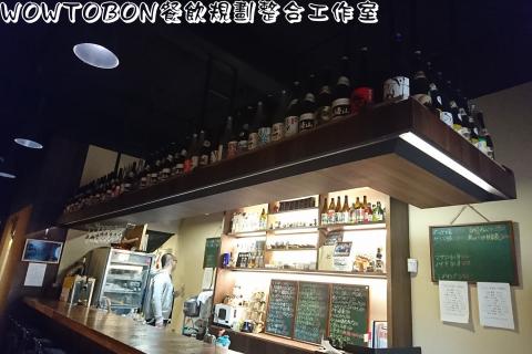 瓦托邦餐飲規劃工作室 - 日式居酒屋，木作天花以酒瓶裝飾