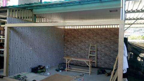 嶺頭裝潢（張家睿） - 木板和紅磚塊混搭貼法