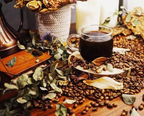 張婷婷 - 與咖啡廳合作商業攝影，包含從擺設構思到拍攝與後製