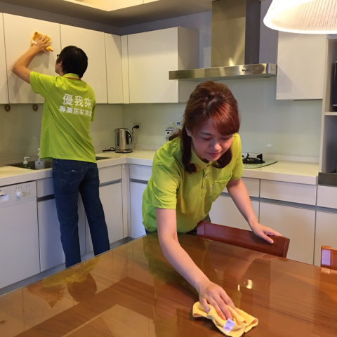 優我來專業清潔有限公司 - 針對家中各區環境分析出有效率的清潔方法；針對各種油垢、髒汙、水漬、黴菌實驗找出輕鬆的清潔技巧，將實驗累積的專業清潔知識每週不間斷地傳遞給夥伴。
