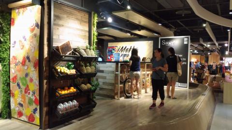 花木室內裝修坊 - 百貨設櫃道具製作與現場設計安裝配置，本公司亦有協助廠商進退場