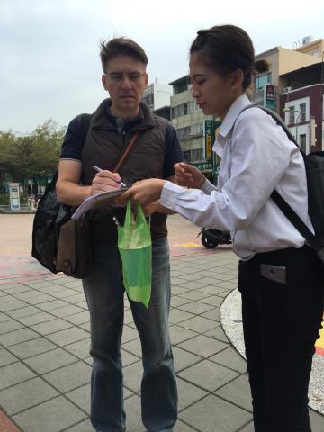 陳盈淇 - 與外國人溝通,(發送問卷)