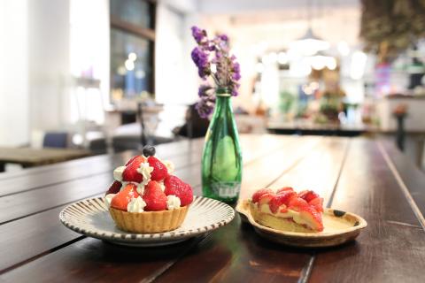 專職數理家教老師 - 食記撰寫：有專業DSLR相機，愛吃的我，能記錄下各種美食是我的興趣之一，歡迎廠商與我聯繫