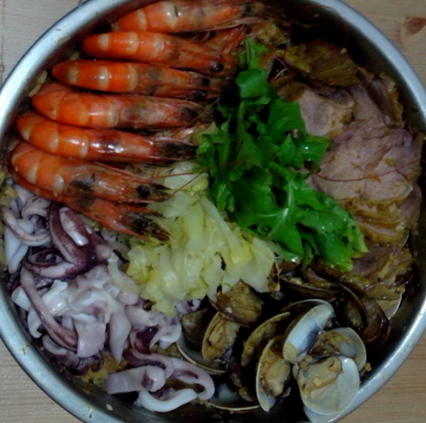 雨咚奇異科技有限公司  - 豐富美味的海鮮燉飯