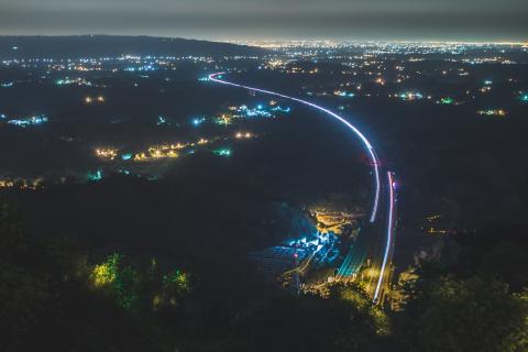LIAN - 中寮山夜景車軌隨拍