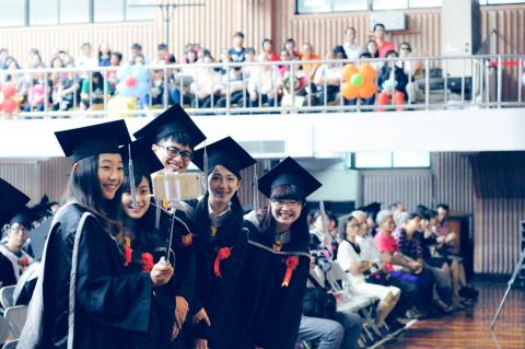 粗工阿龍 - 拍攝經驗豐富，接過各式學校畢業典禮。