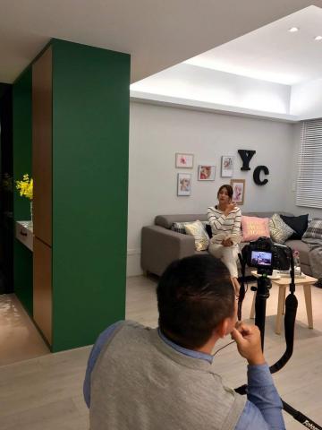 A-H空間設計 - 【回家的幸福感 | 拍攝花絮】

工作到了拍攝完工照時，
總是最歡樂的時光
看著軟裝設計師俐落的佈置
家的感覺也更加真實了~~

✧  期待美美照片出爐  ✧

室內設計 | #AHspacedesign
軟裝設計 | #SumerTsai
-----------------------------------
ABOUT US 
公司 | AH spacedesign 
電話 | 02-2933