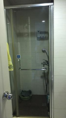 宜家美居家清潔 - 浴室水垢清潔後的玻璃