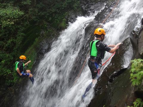 都市人基金會 - 溯溪-頭前溪攀瀑與垂降