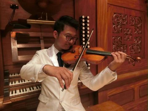 小提琴直排輪工作室 - 第三次音樂廳表演前的照片