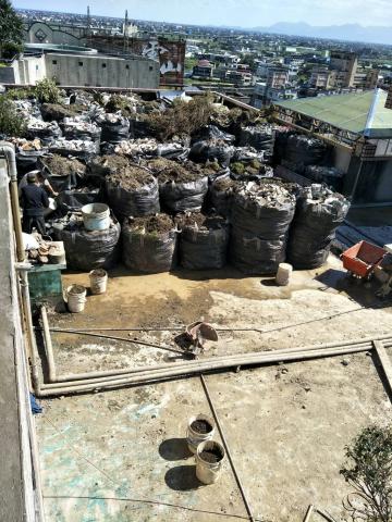 翔鴻工程公司 翔鴻防水工程公司 - 公寓大樓頂樓防水，隔熱施工。清除整地