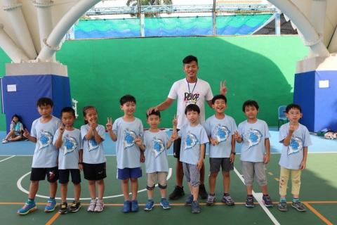 董治維 - 夏令營的小朋友