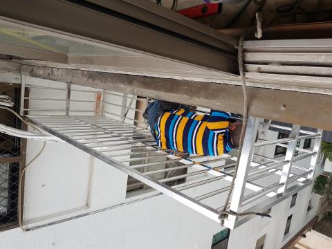 杜先生 - 安全白鐵鐵架，裝室外冷氣壓縮機