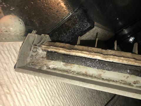 承嘉空調 - 冷氣水盤 
清洗前
水盤因水溝而造成阻塞時會發生漏水的情況
以及會有發霉的異味出現