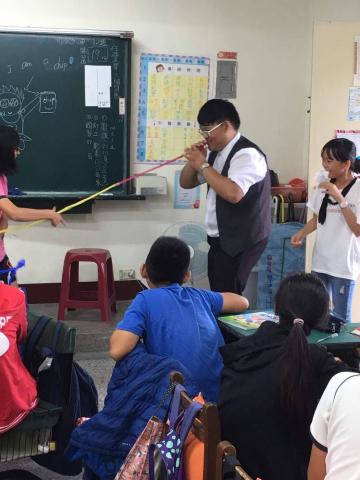 魔術師吉米 - [派對魔術]
多半用氣球跟趣味十足的魔術吸引到小朋友，會讓當天的壽星享受到不一樣的生日Party