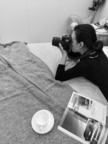 A-H空間設計 - 【回家的幸福感 | 拍攝花絮】

工作到了拍攝完工照時，
總是最歡樂的時光
看著軟裝設計師俐落的佈置
家的感覺也更加真實了~~

✧  期待美美照片出爐  ✧

室內設計 | #AHspacedesign
軟裝設計 | #SumerTsai
-----------------------------------
ABOUT US 
公司 | AH spacedesign 
電話 | 02-2933